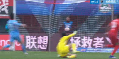 10分钟三失良机！钟义浩离谱射门，姆布拉中柱，古斯塔沃险受伤