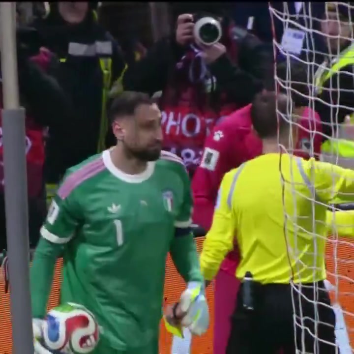 2026世界杯app下载-图片报：点球大战多纳鲁马“抢走”波黑门将小抄，与对方发生争执